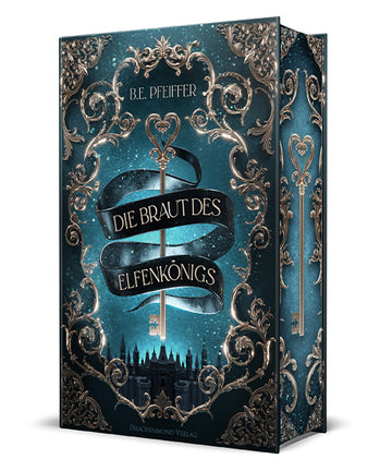 Das Cover zeit mittig einen filigranen goldenen Schlüssel, der von einem schwarzen Band umrahmt wird, auf dem der Titel steht. Darunter ist eine Burg vor einem Nachthimmel abgebildet. Umrahmt wird das in Blautönen gehaltene Cover von goldenen Ornamenten. Auf dem blauen Buchschnitt sind der Schlüssel und weitere goldene Ornamente abgebildet.